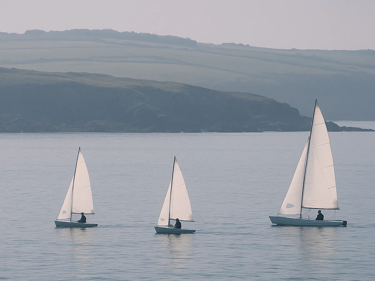 Dériveurs et catamaran sous voile au large de la côte normande